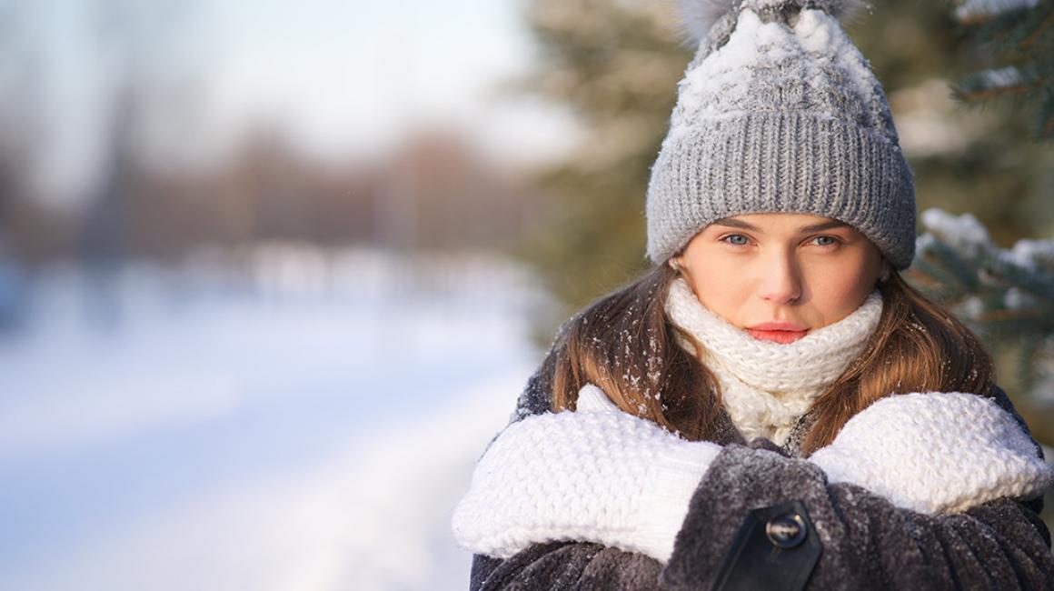 kobieta w czapce i rękawiczkach na mrozie