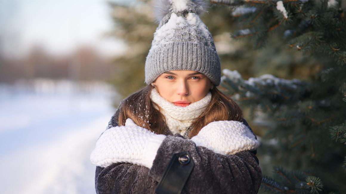 kobieta w czapce i rękawiczkach na mrozie