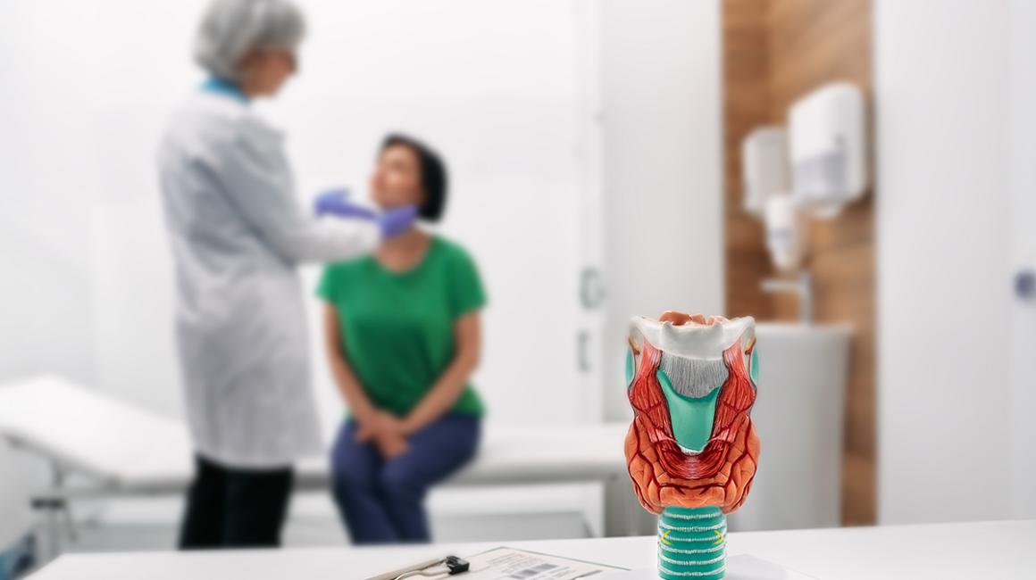 lekarzka bada szyję kobiety