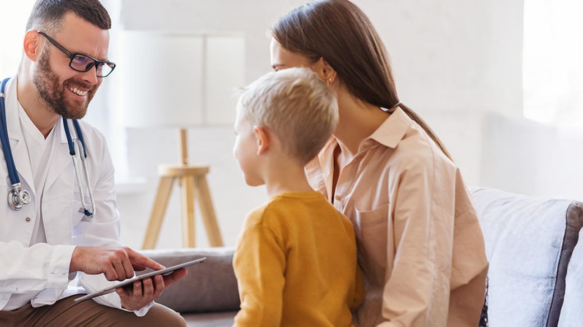 mama z chlopcem u lekarza