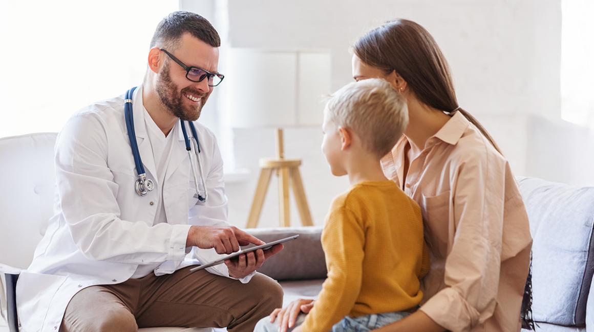 mama z chlopcem u lekarza