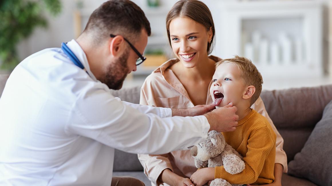 mama z chłopcem u lekarza