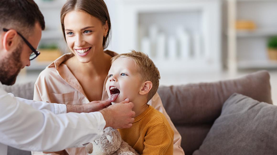 mama z chłopcem u lekarza