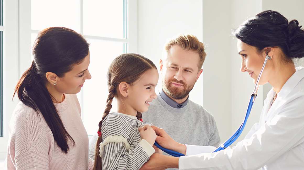 lekarka bada dziewczynkę w towarzystwie rodziców