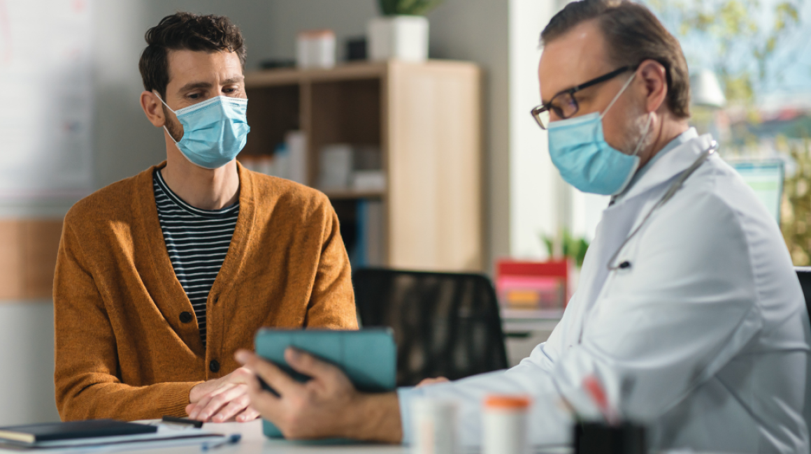 mężczyzna siedzi w gabinecie z lekarzem