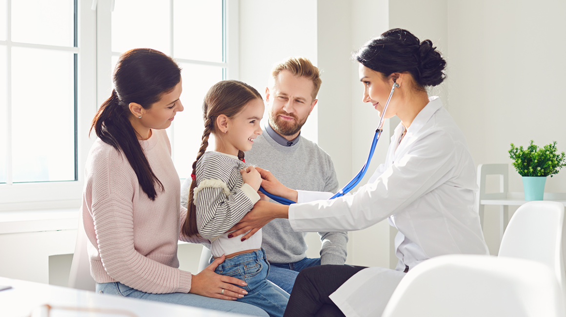 lekarka bada dziewczynkę w towarzystwie rodziców