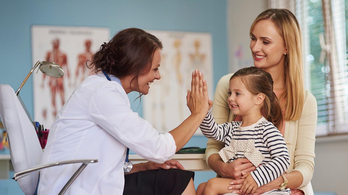 dziewczynka z mamą u lekarza
