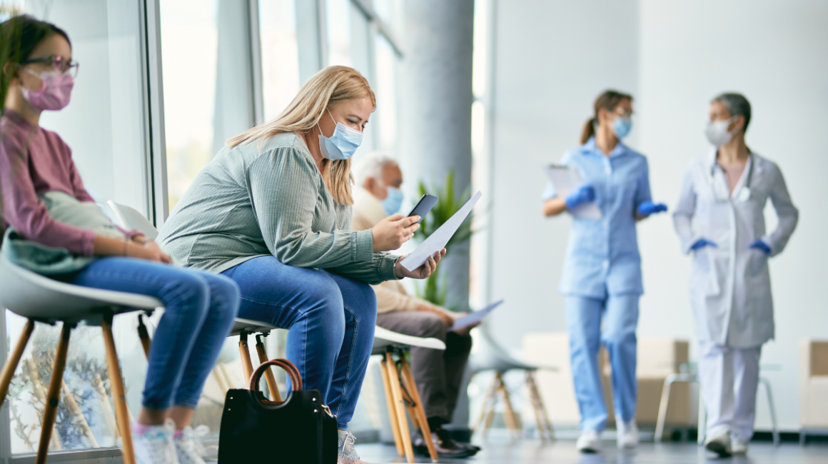 ludzie w poczekalni u lekarza