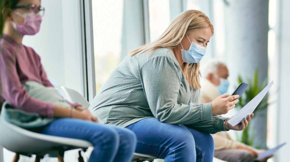 ludzie w poczekalni do lekarza