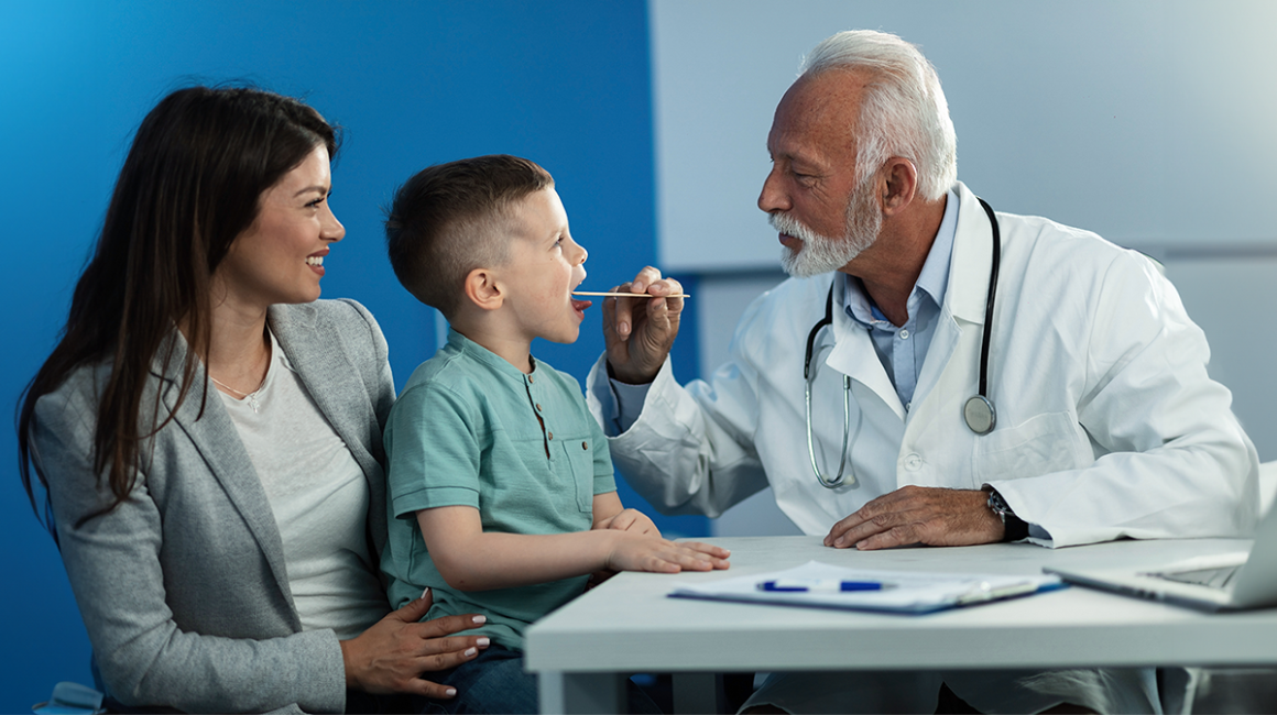 lekarz bada chłopcu gardło