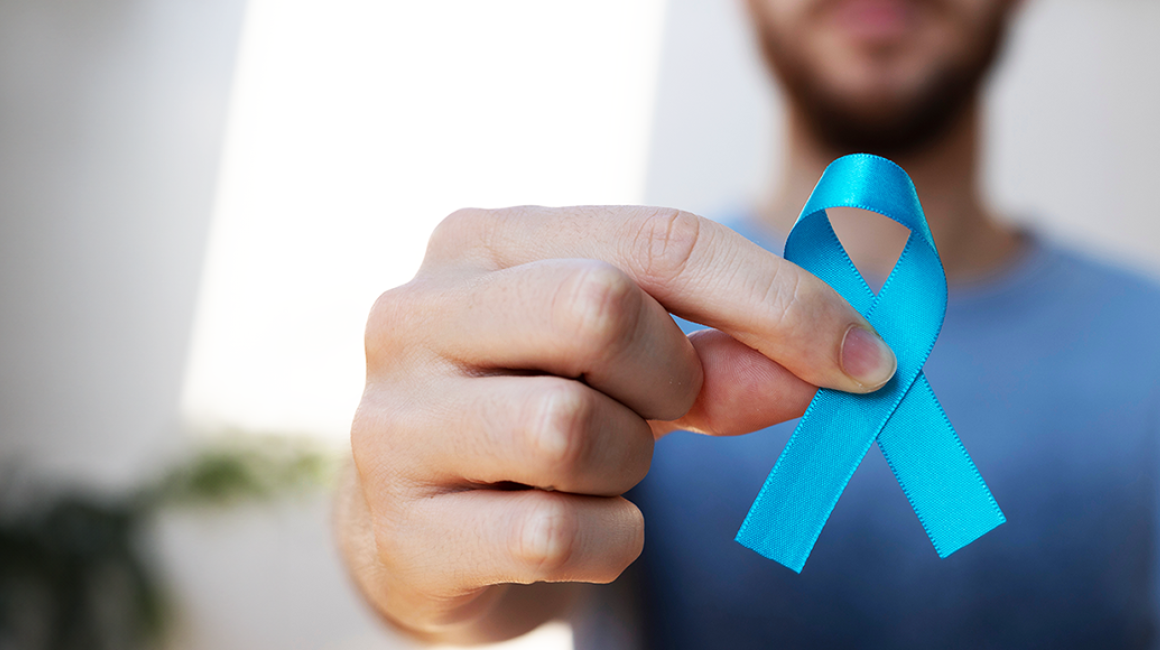 mężczyzna z niebieską wstążeczką