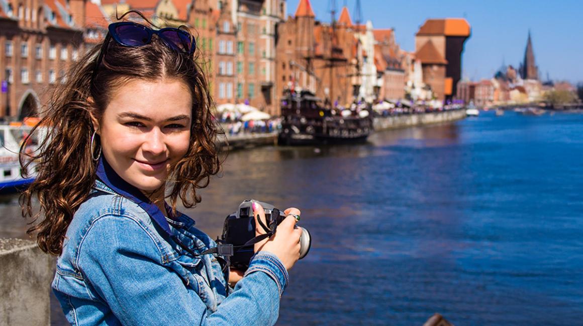 Dziewczyna z aparatem fotograficznym w Gdańsku