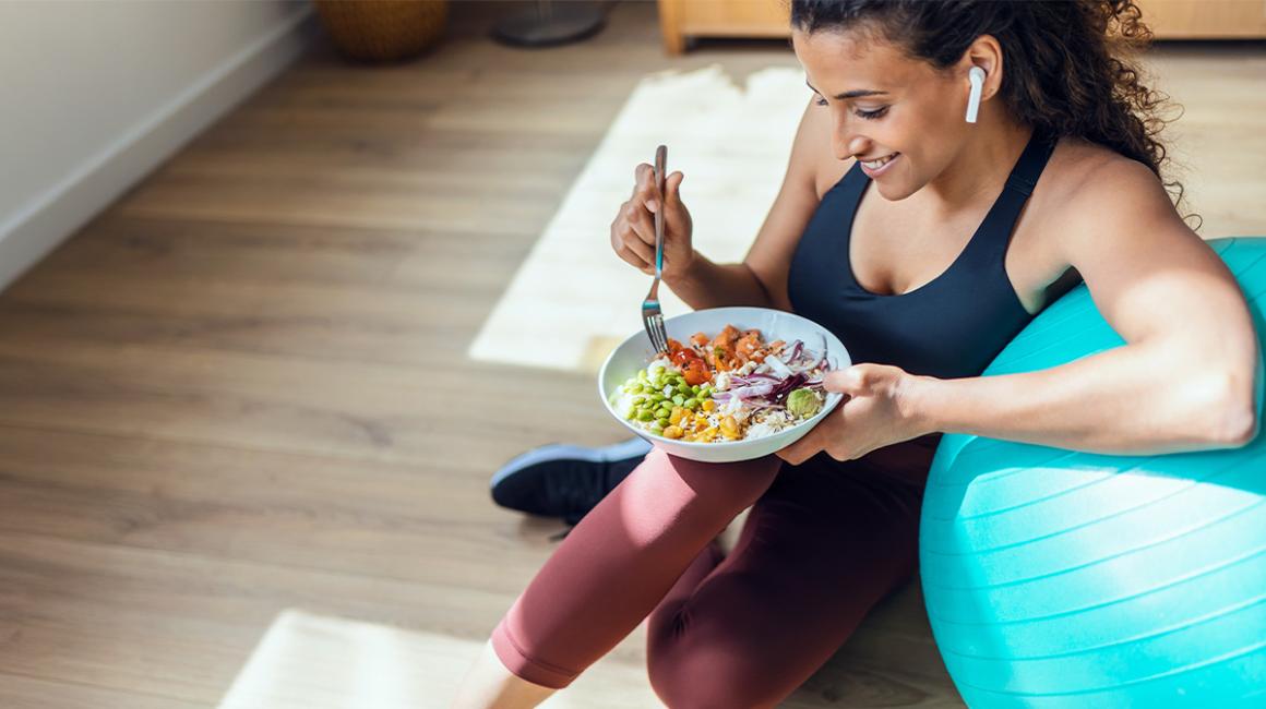Kobieta je sałatkę