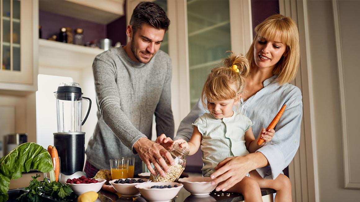 Para z córką gotuje w kuchni