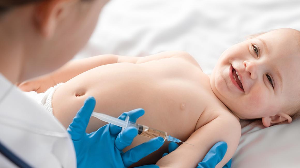 niemowlak w trakcie szczepienia