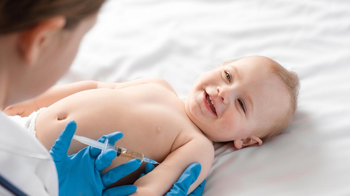 niemowlak w trakcie szczepienia