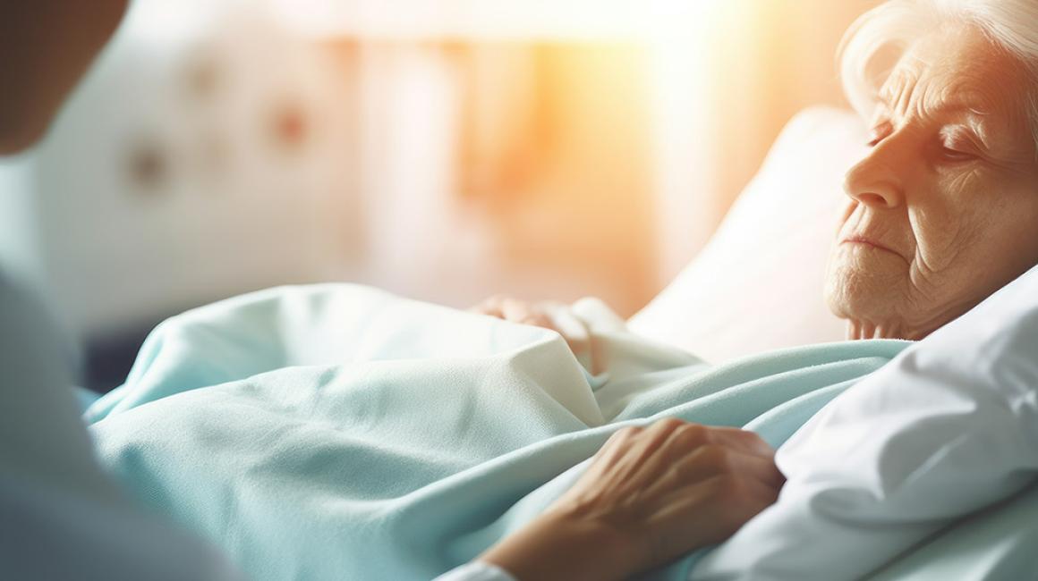 Dwie kobiety, starsza leży w łóżku