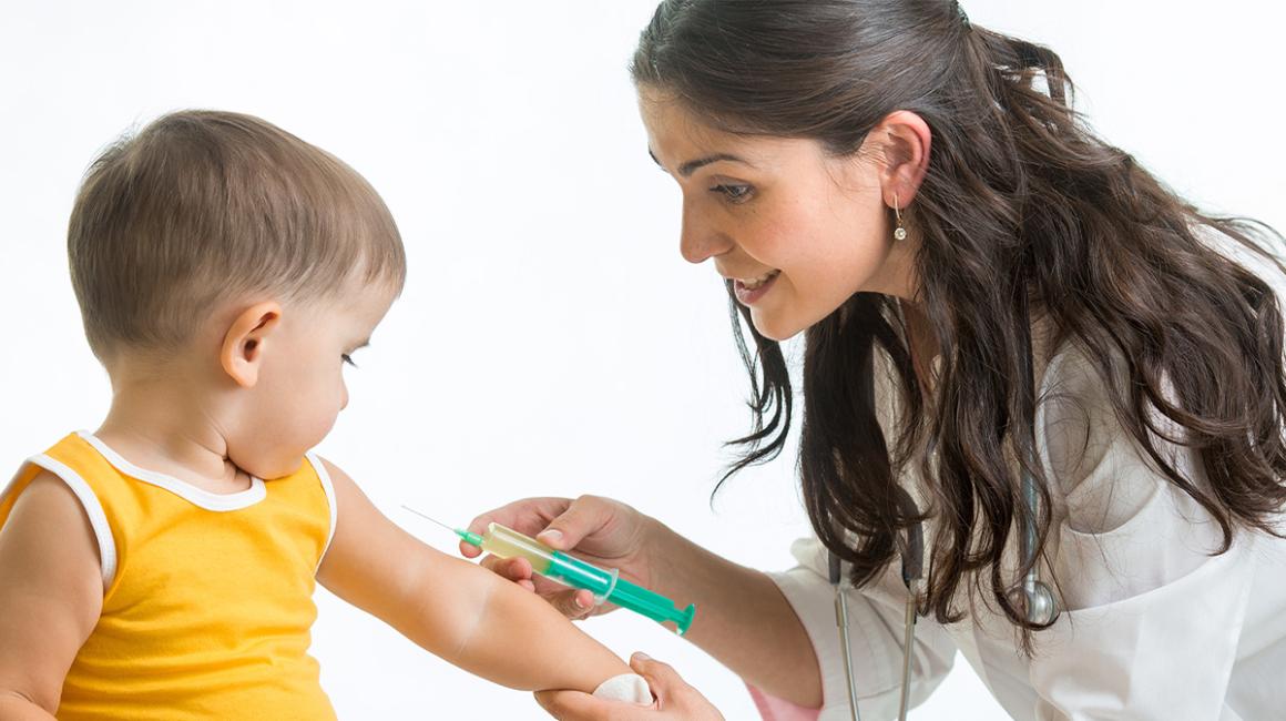 Lekarka szczepi chłopca.