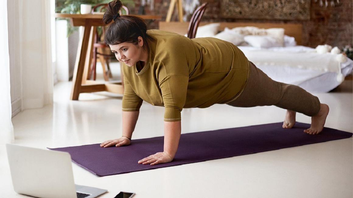 otyła kobieta robi pompki