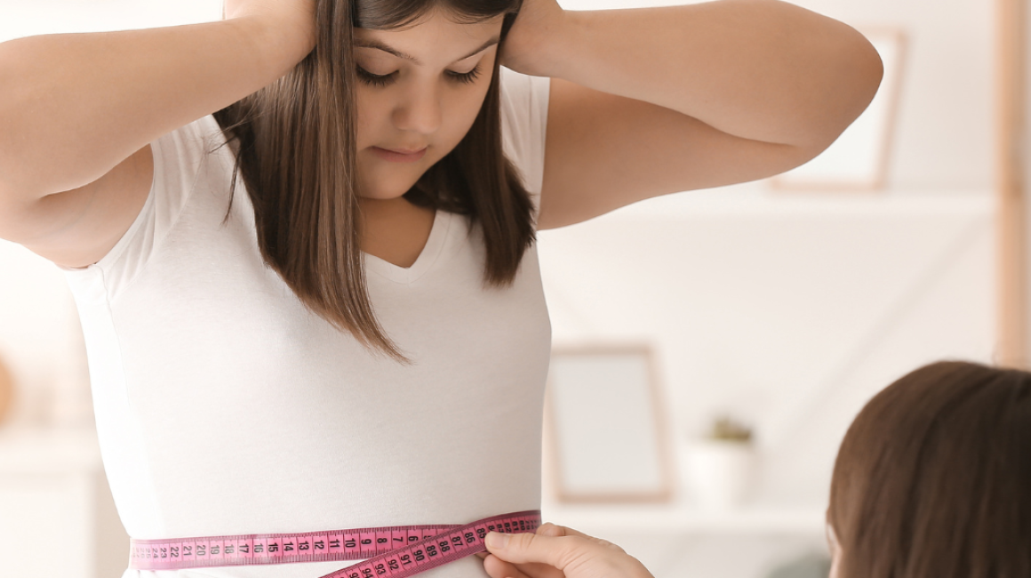dziewczynka mierzy obwód brzucha