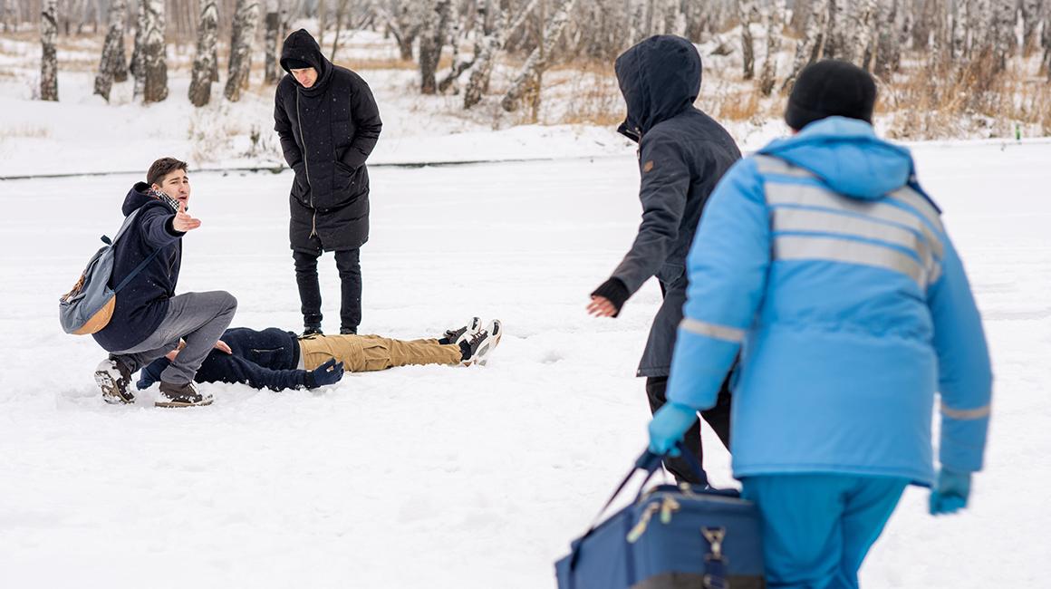 ludzie biegna po sniegu do nieprzytomnego mezczyzny