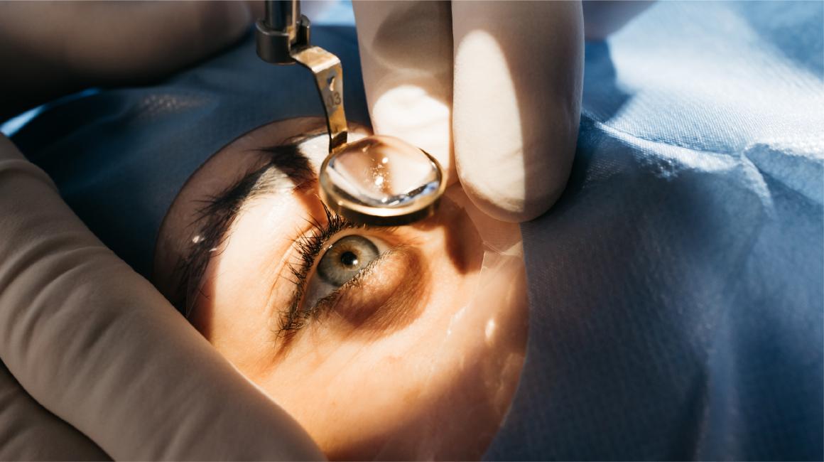 jakieś narzędzie trzymane nad okiem, ręce lekarz w rękawiczkach