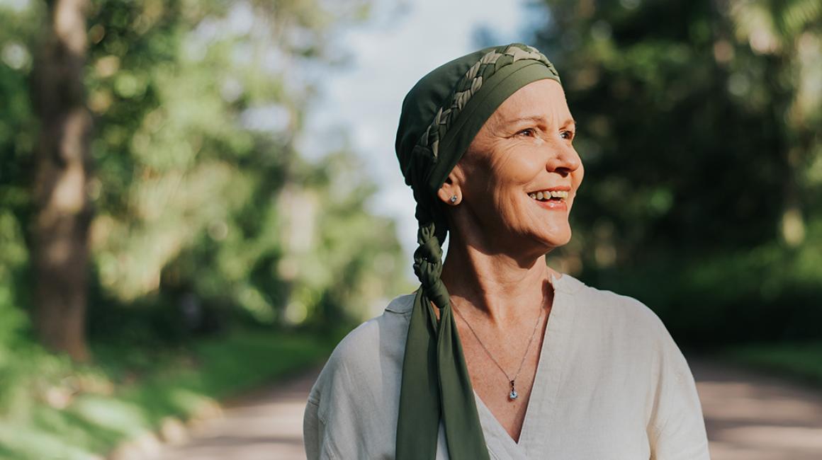 kobieta w chustce na leśnej drodze