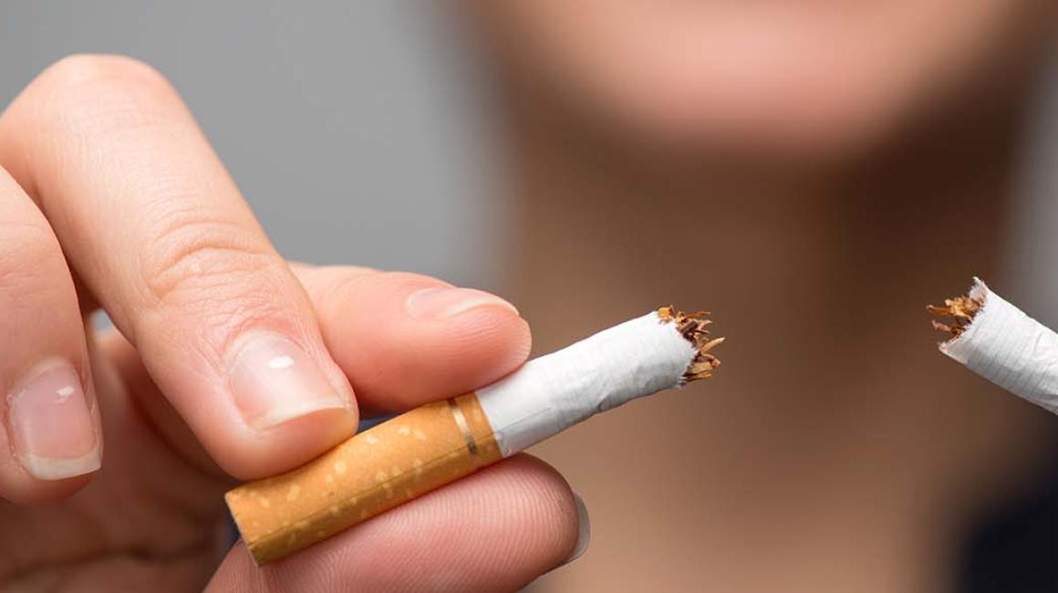 złamany papieros w dłoniach kobiety