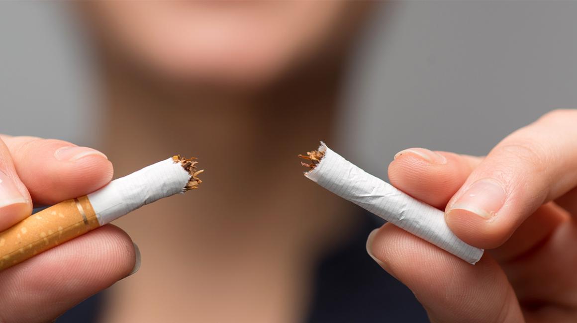 złamany papieros w dłoniach kobiety