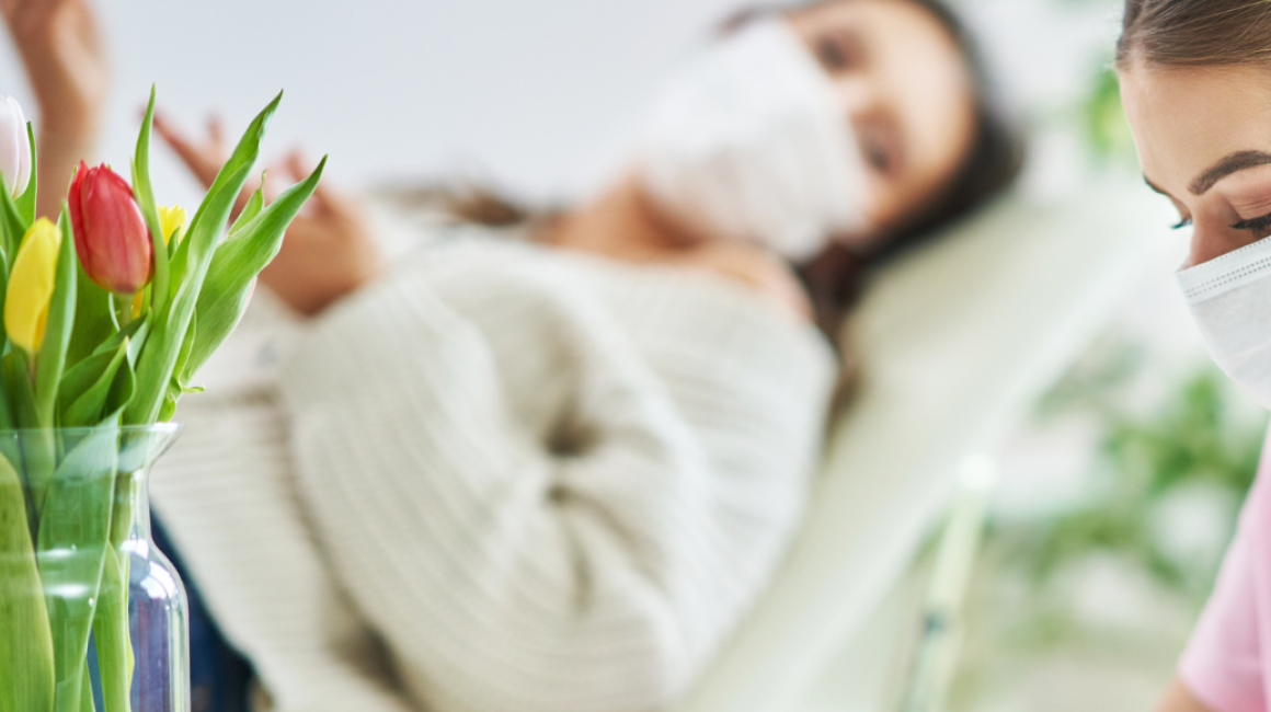 Lekarka z dziewczyną leżącą na kozetce