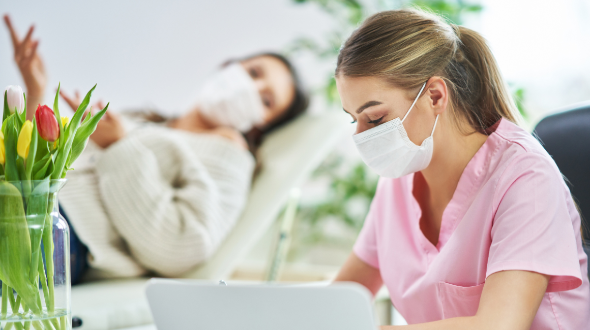 lekarka z leżącą na kozetce dziewczyną