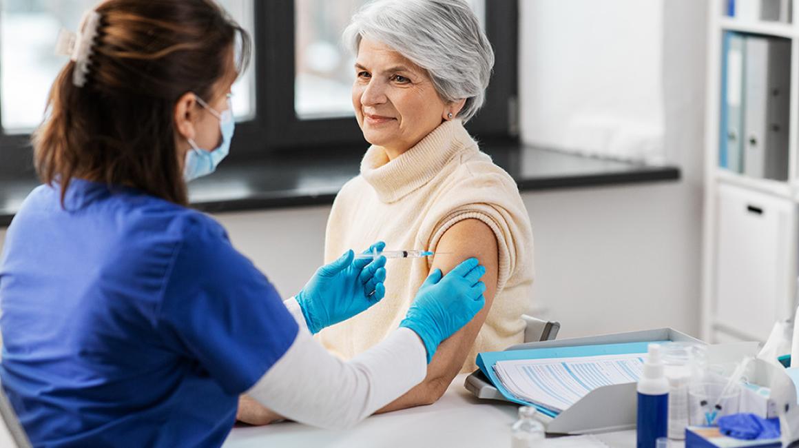 szczepienie starszej kobiety