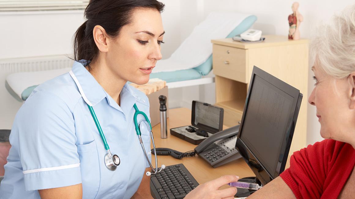 Starsza kobieta rozmawia z lekarką