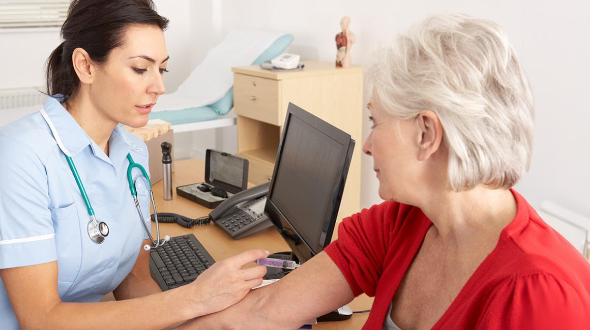 Starsza kobieta rozmawia z lekarką