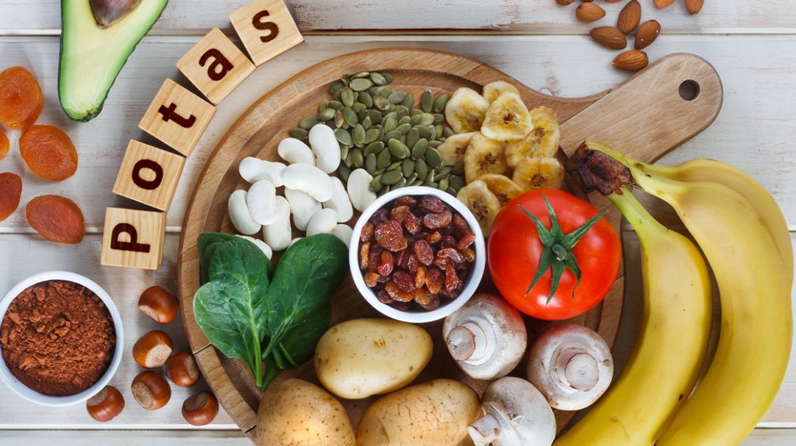 owoce i warzywa zwierające potas  na talerzu