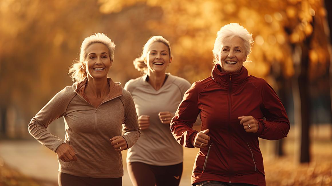 trzy kobiety biegną przez jesienny park