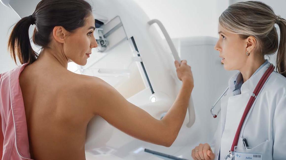Kobieta podczas mammografii