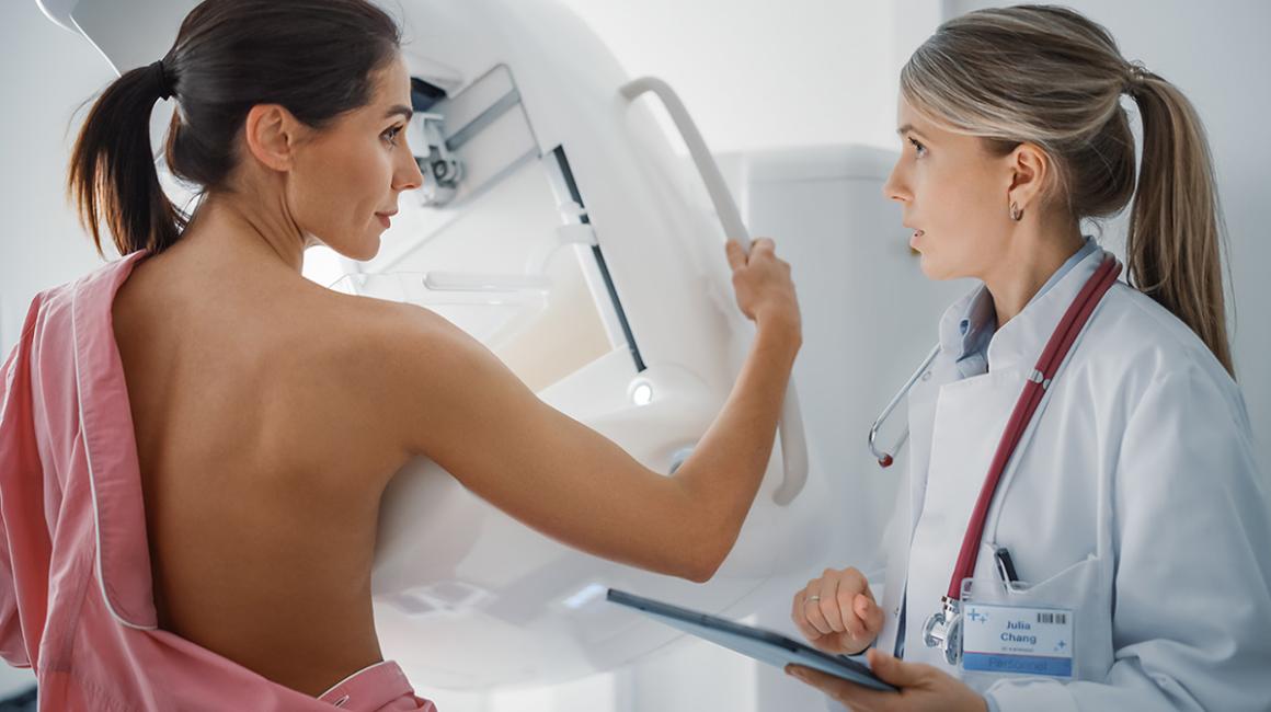 Kobieta podczas mammografii 