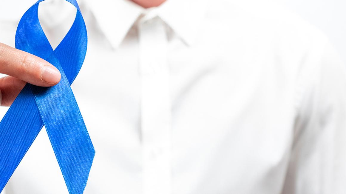 mężczyzna trzyma niebieską wstążeczkę