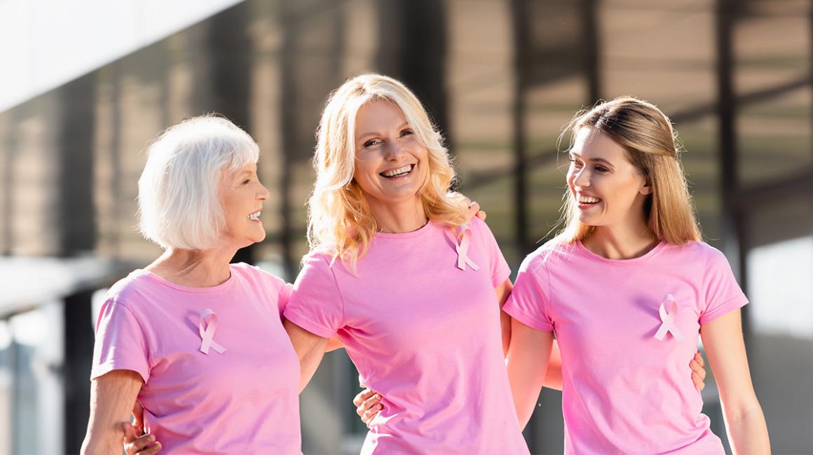 trzy kobiety w różowych koszulkach