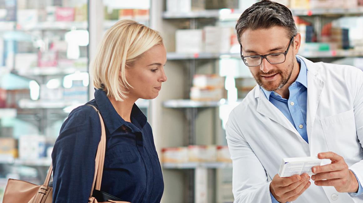 Kobieta z farmaceutą w aptece