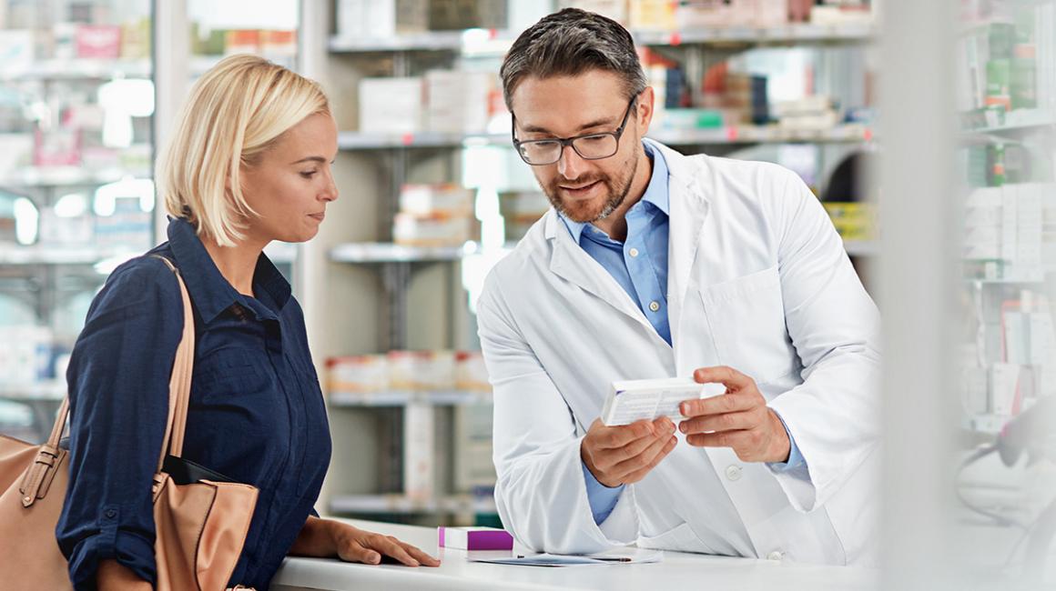 Kobieta z farmaceutą w aptece