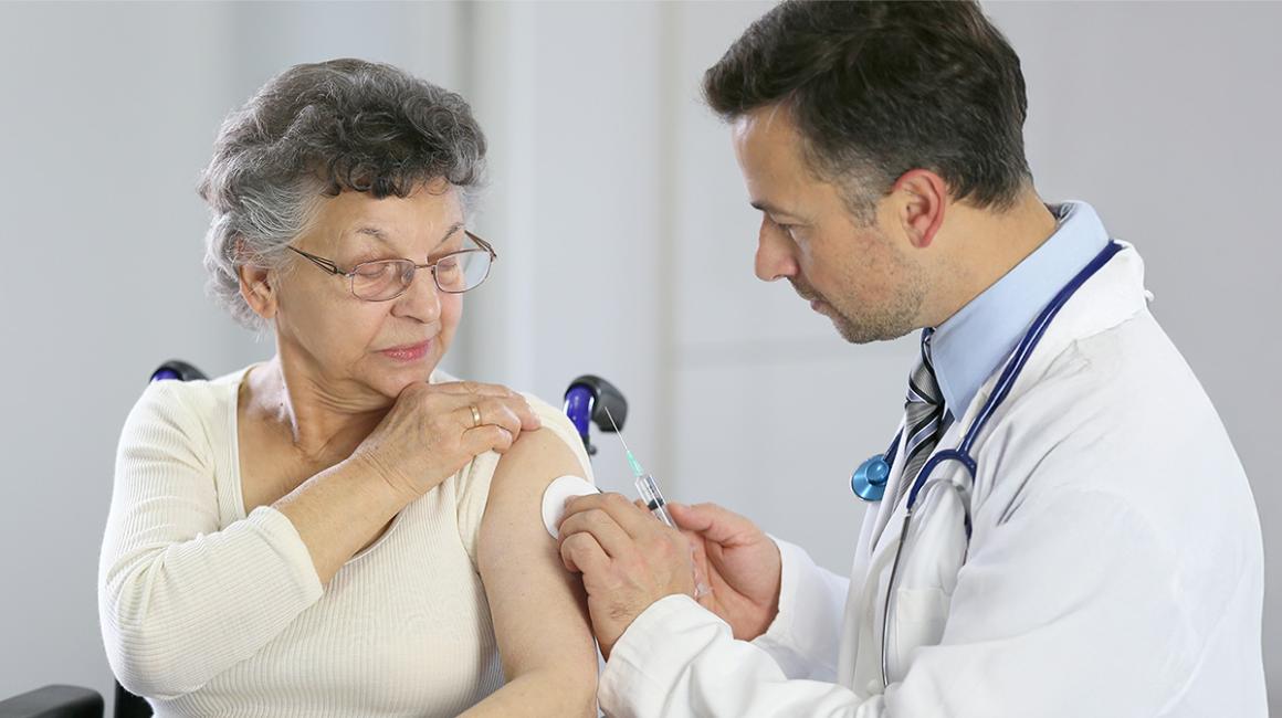 Lekarz szczepi starszą panią