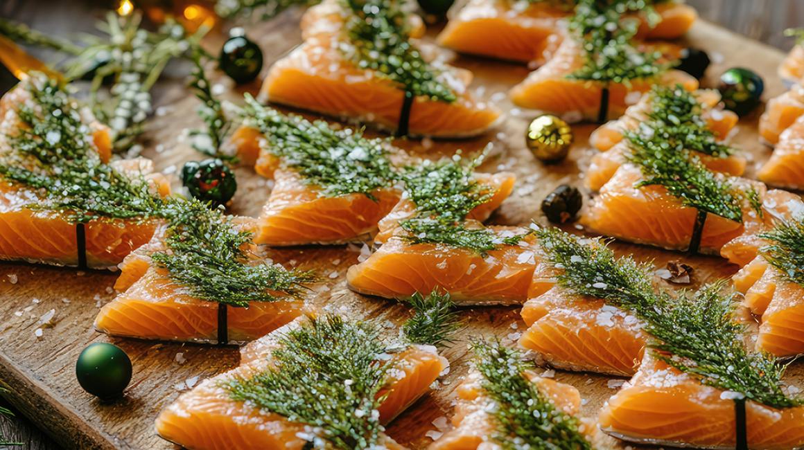 kawałki łososia ze świateczną dekoracją