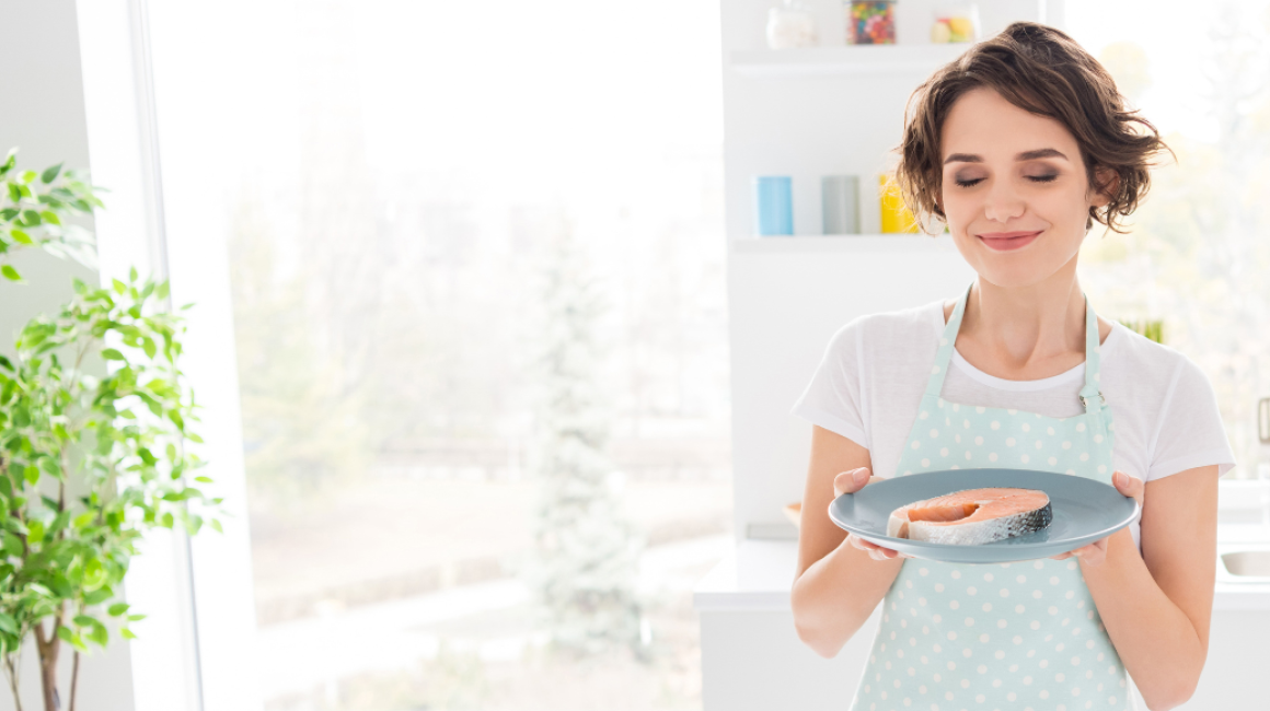 pani trzyma talerz z rybą