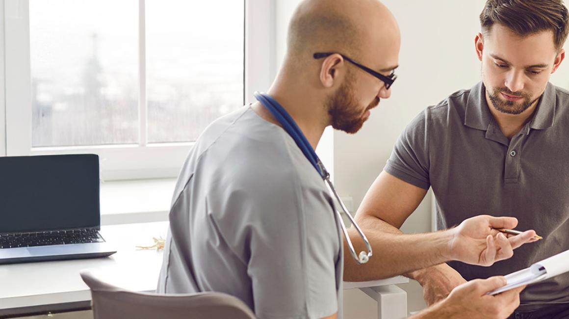 młody mężczyzna u lekarza