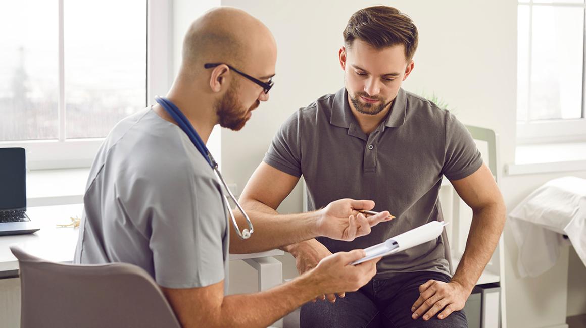 Mlody mężczyzna u lekarza