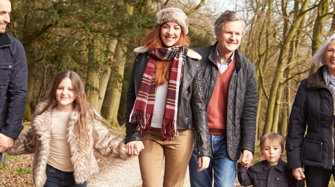 rodzina na spacerze w lesie
