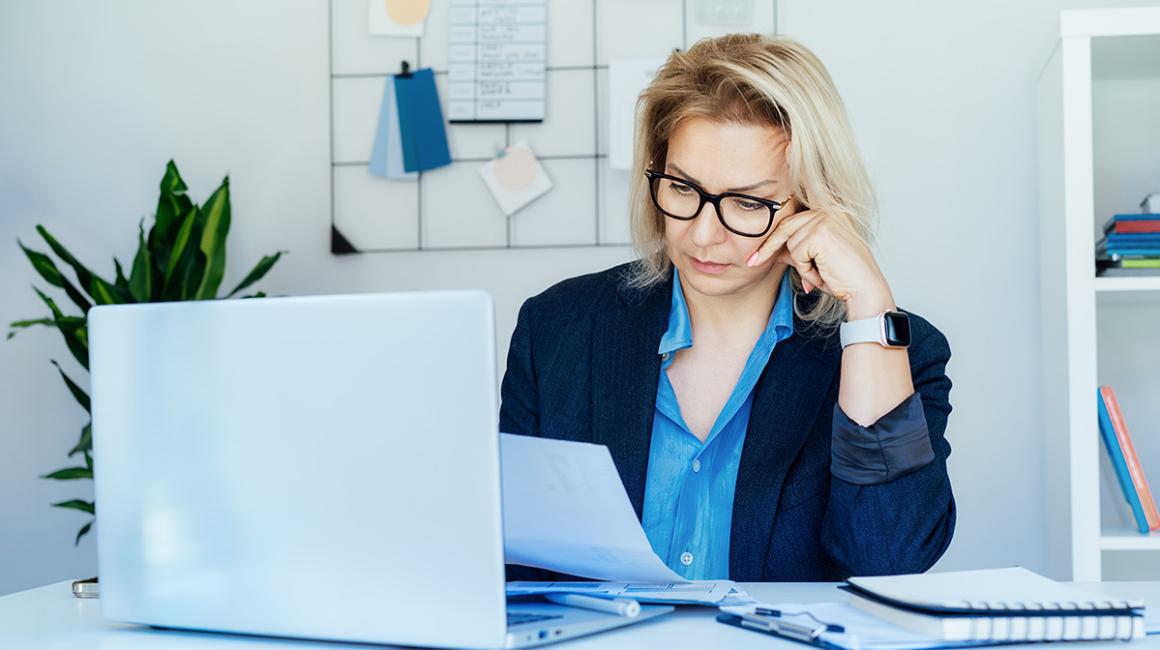 Kobieta przy laptopie