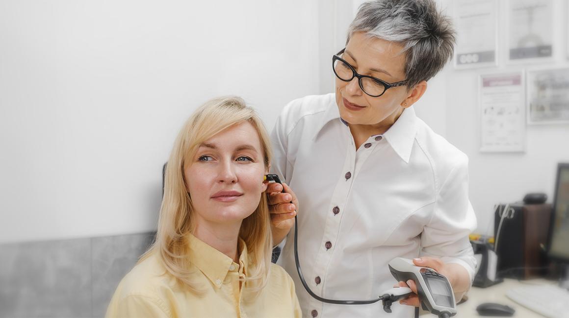 lekarka bada kobiecie słuch